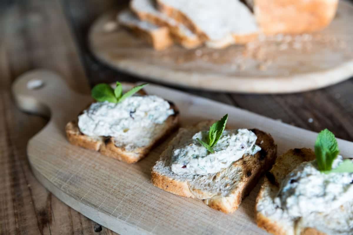 Bruschette con crema di melanzane allo yogurt greco