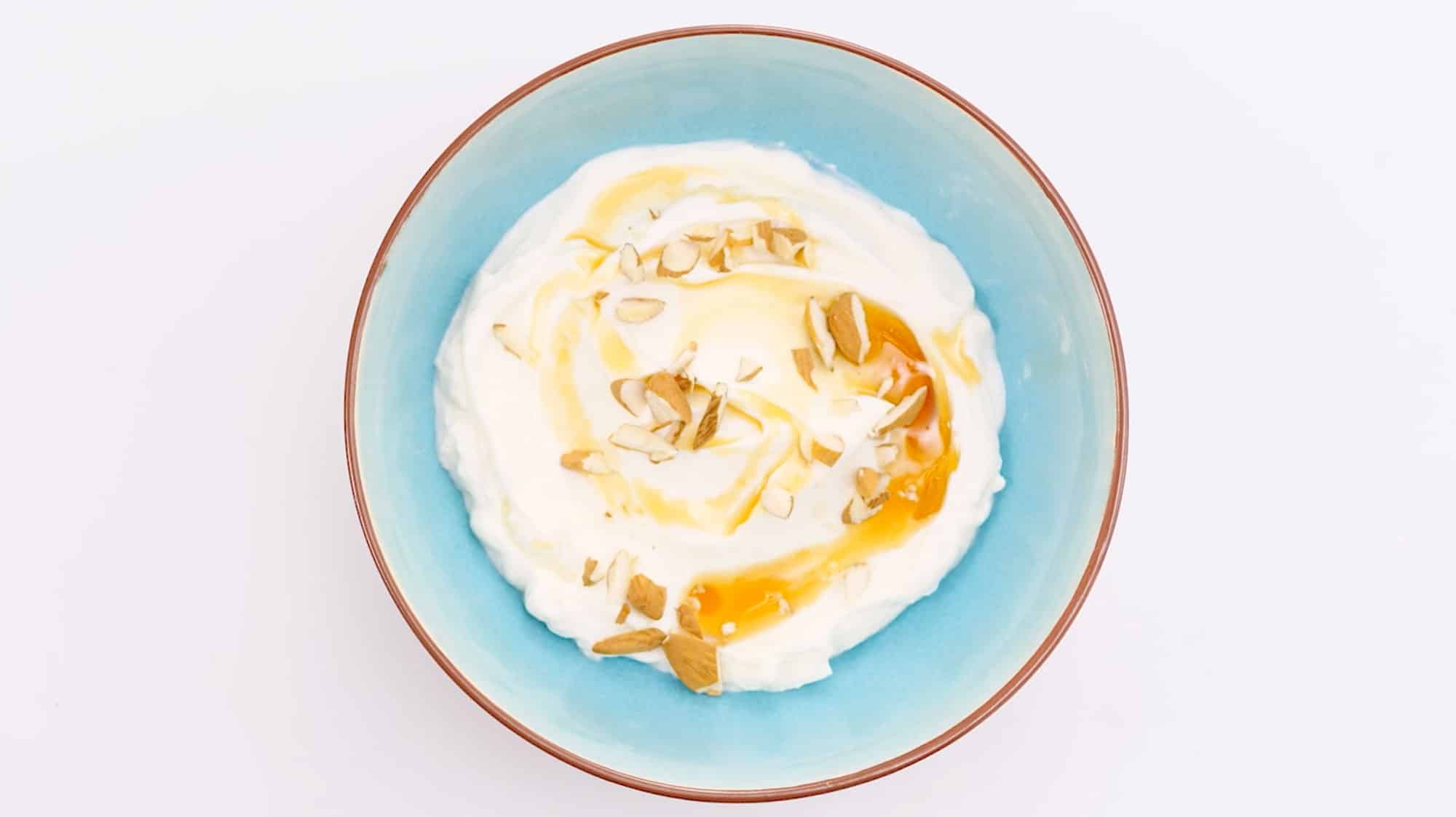 Coppa di yogurt con i tre ingredienti