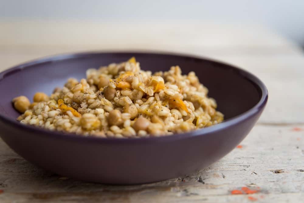 Orzotto con ceci, porro e datterino giallo