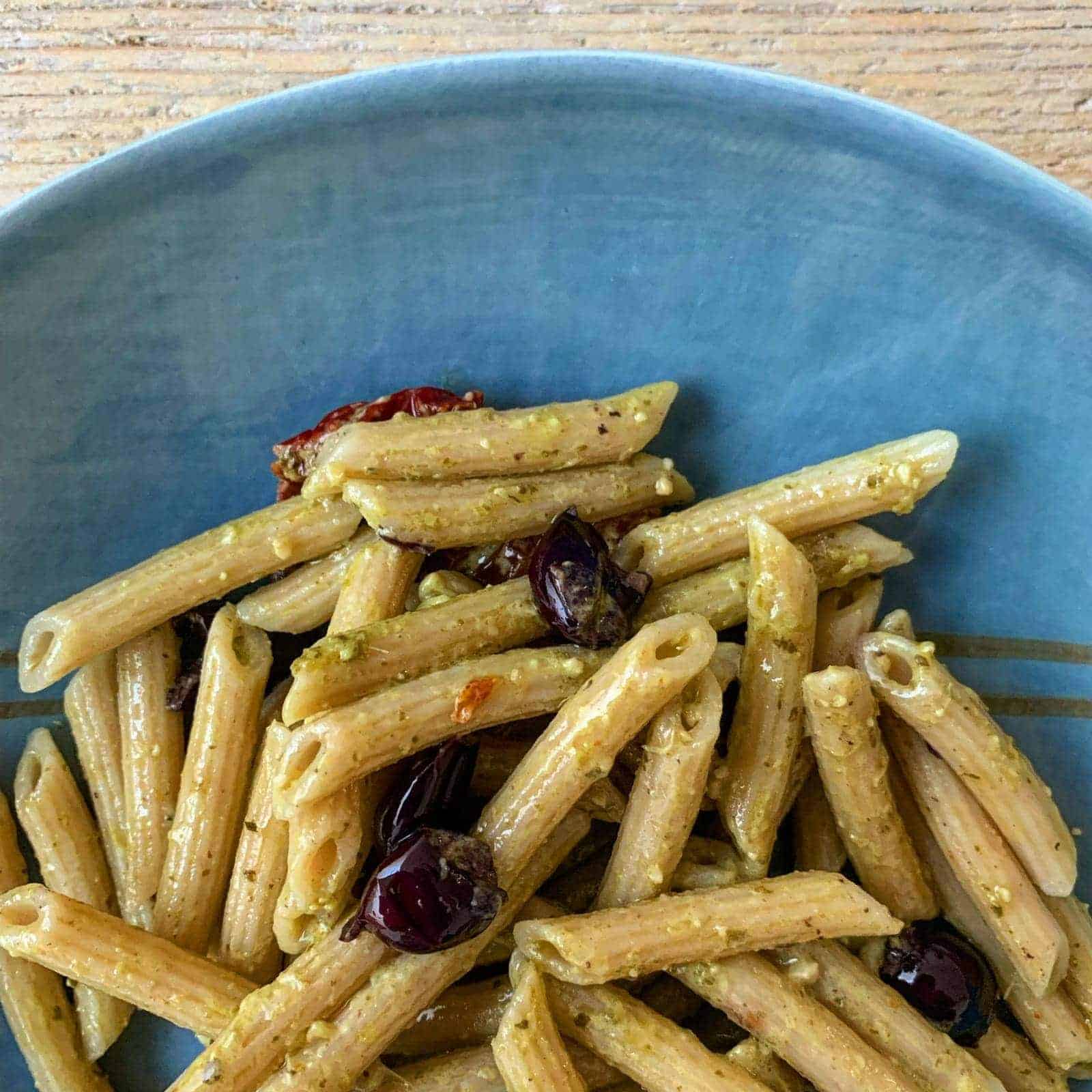 Penne con pesto di olive e pomodori secchi