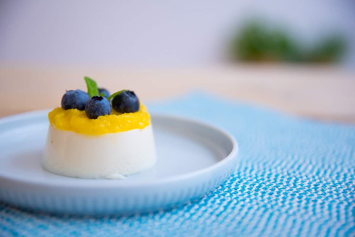 Panna cotta alla vaniglia con salsa di mango e mirtilli