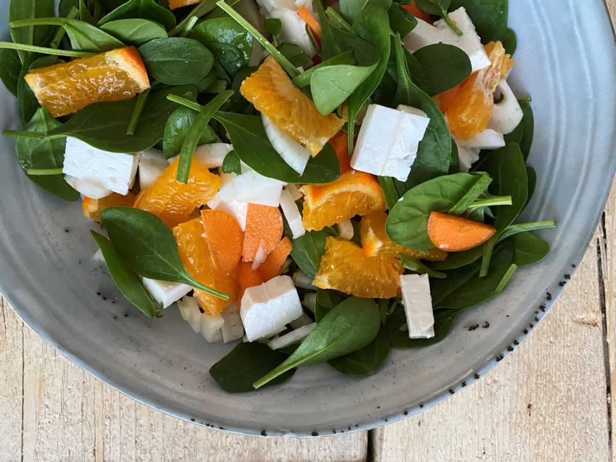 Insalata invernale con spinaci e arancia