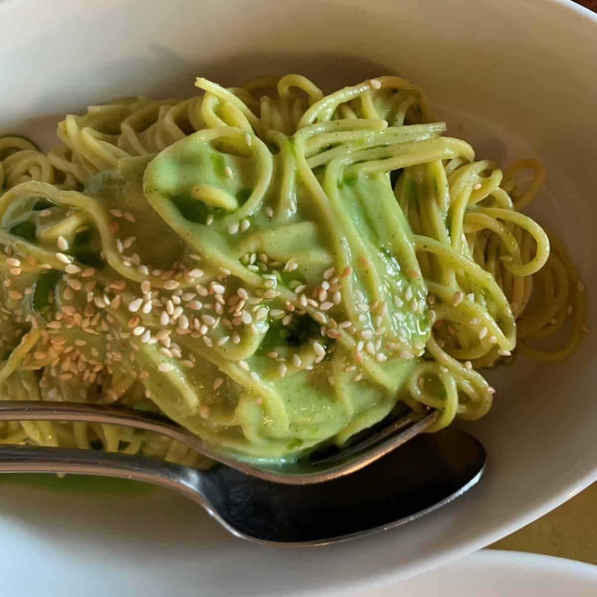 Spaghetti con crema di caprino e cime di rapa