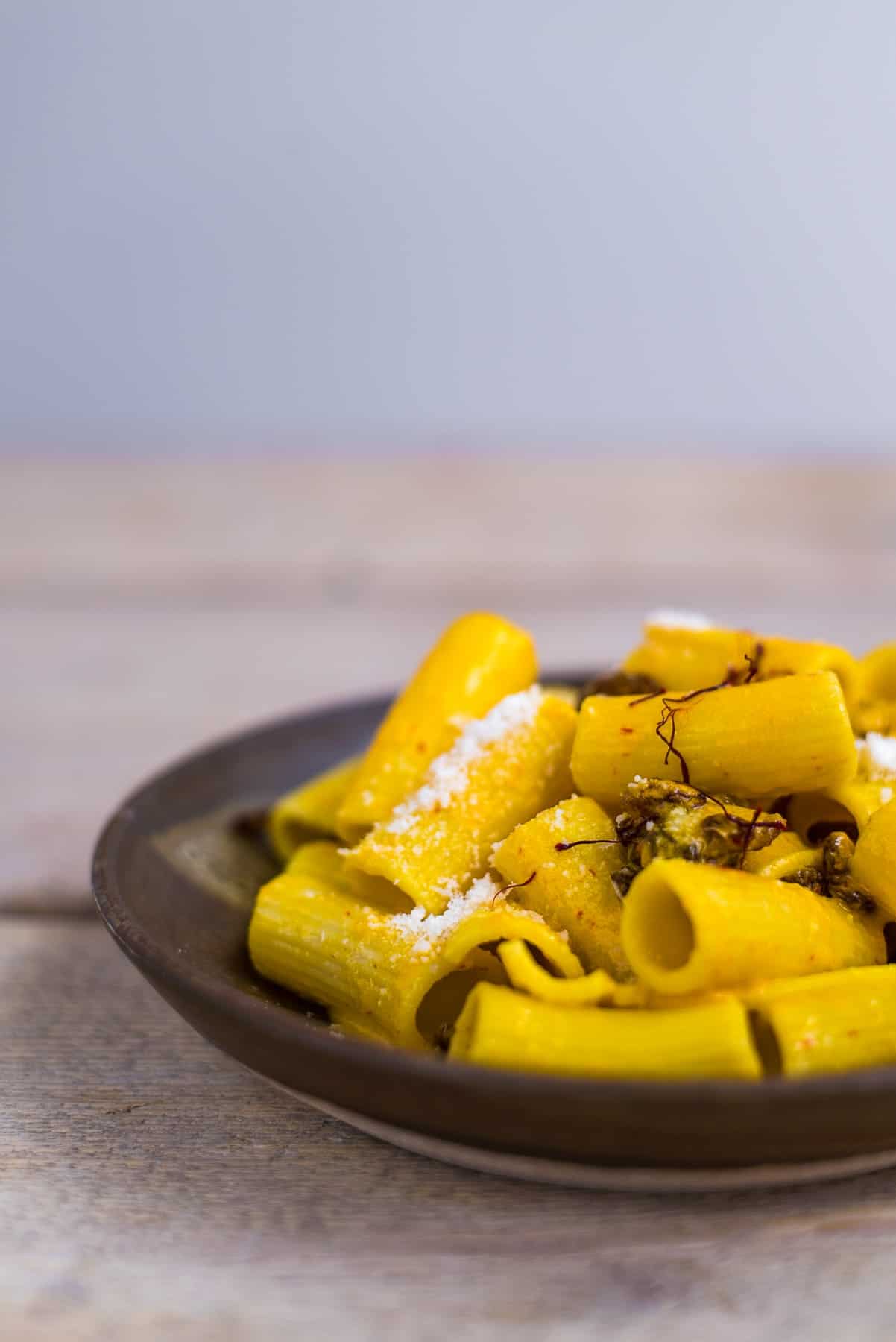 Rigatoni con zafferano, ricotta e uvetta