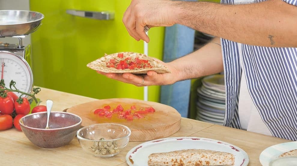 Piadina integrale homemade con tartare di pizzutello e babaganoush