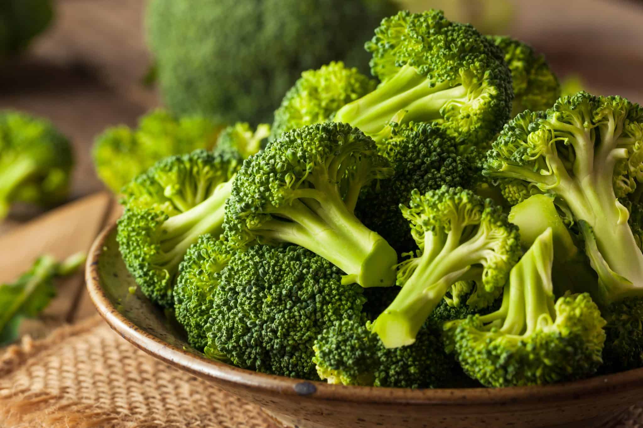 broccoli dentro ad un piatto su un tavolo