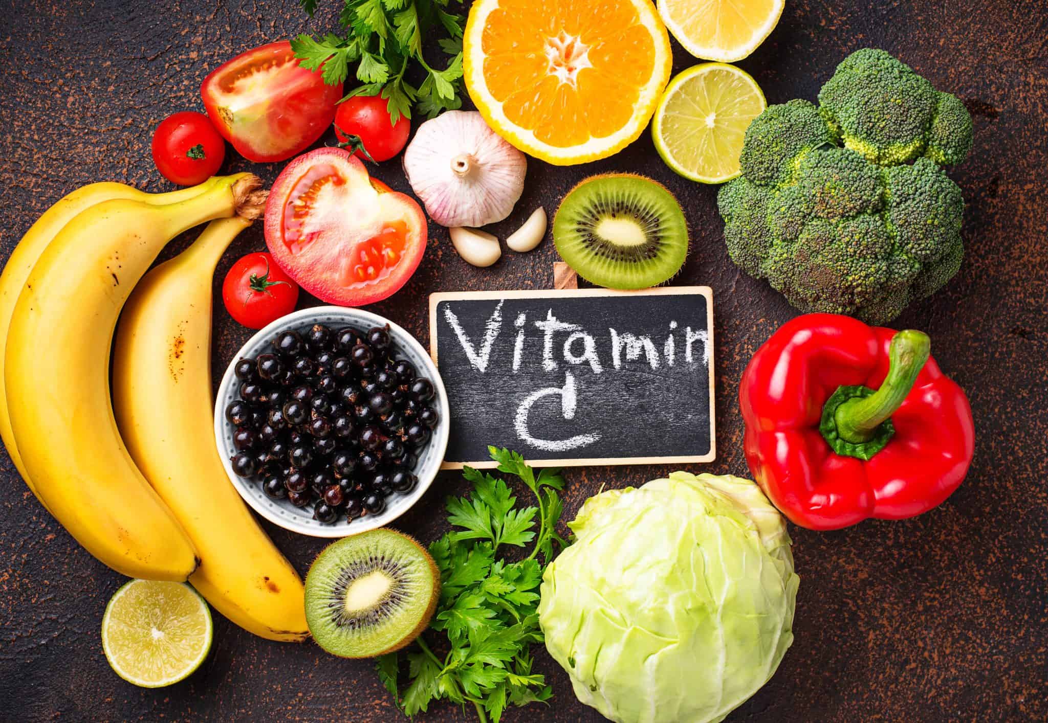 Verdure e frutta contenenti vitamina C su un tavolo