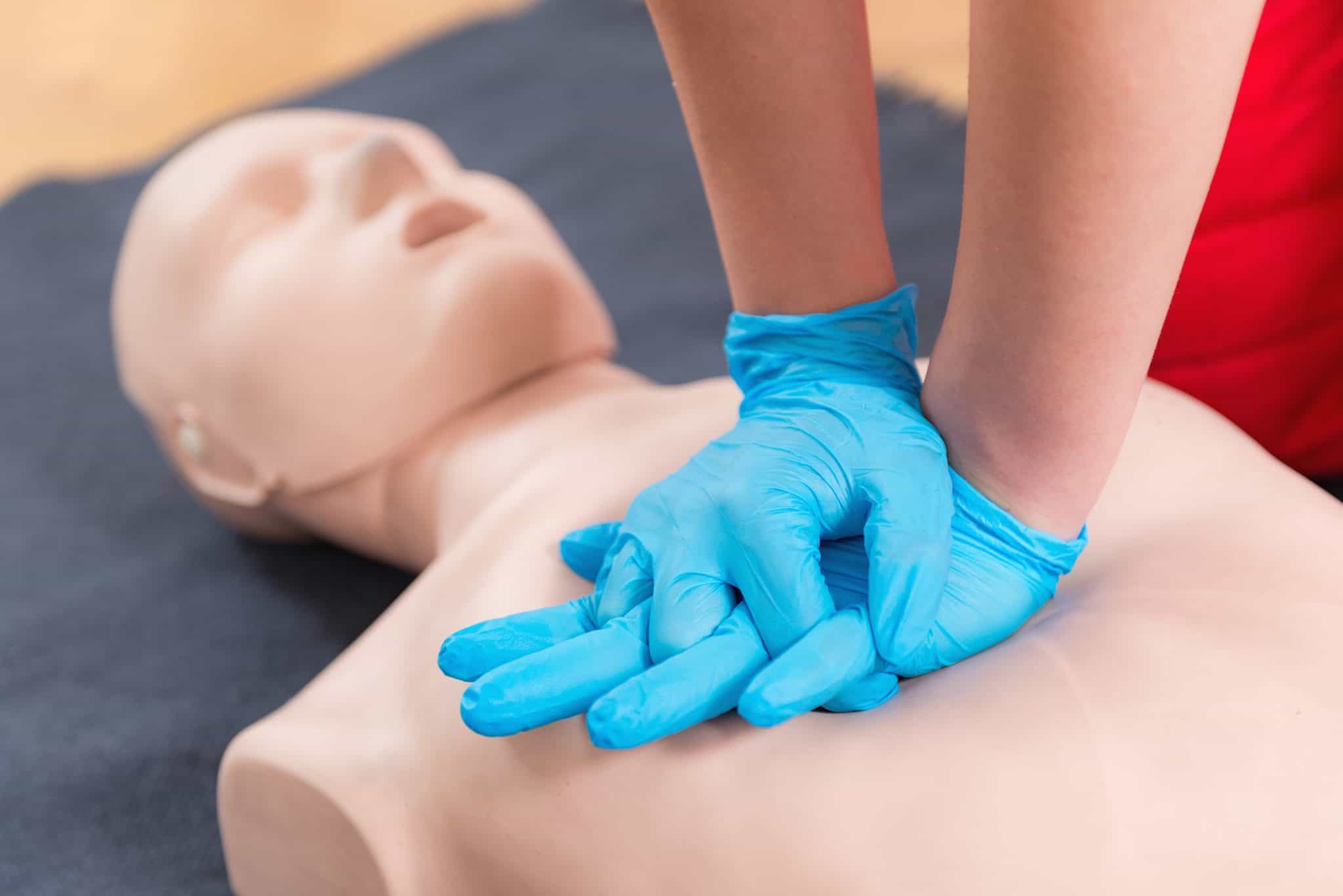 Manovra di primo soccorso effettuata su un manichino