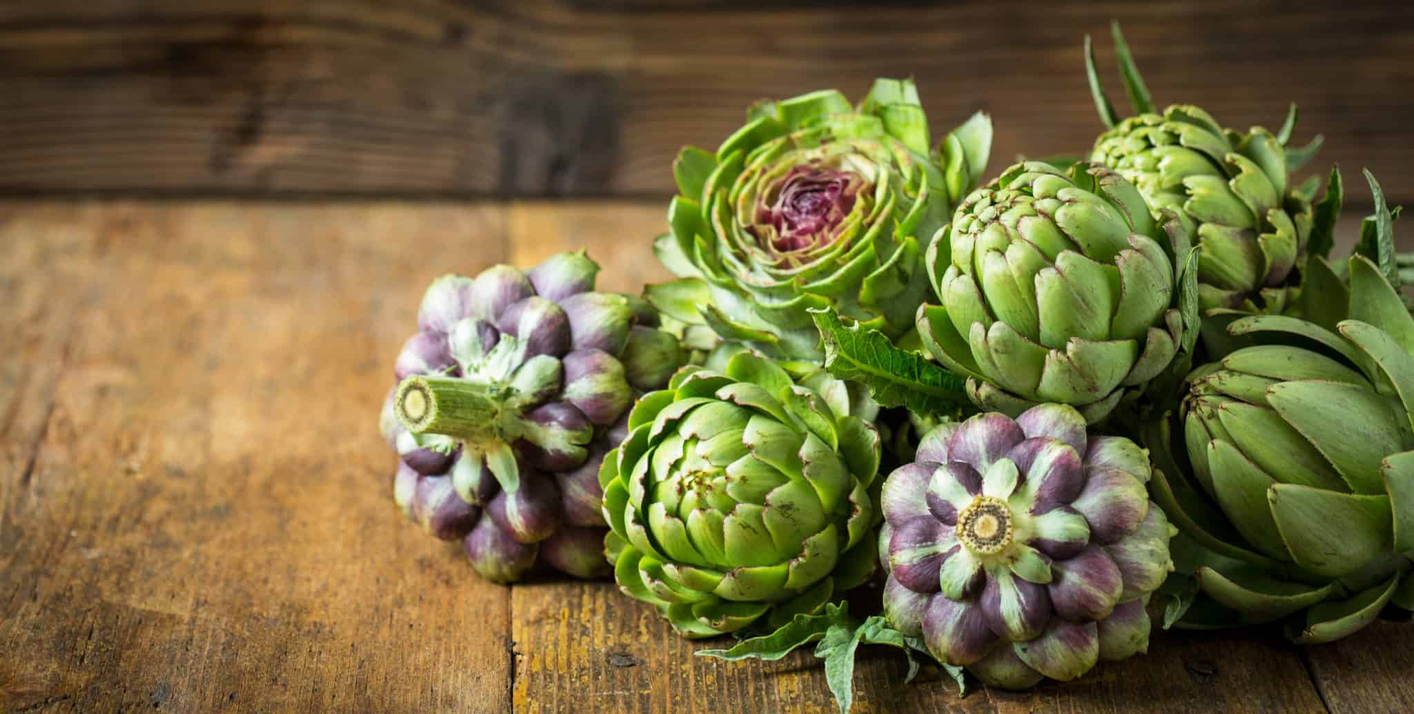 Carciofi su un tavolo in legno