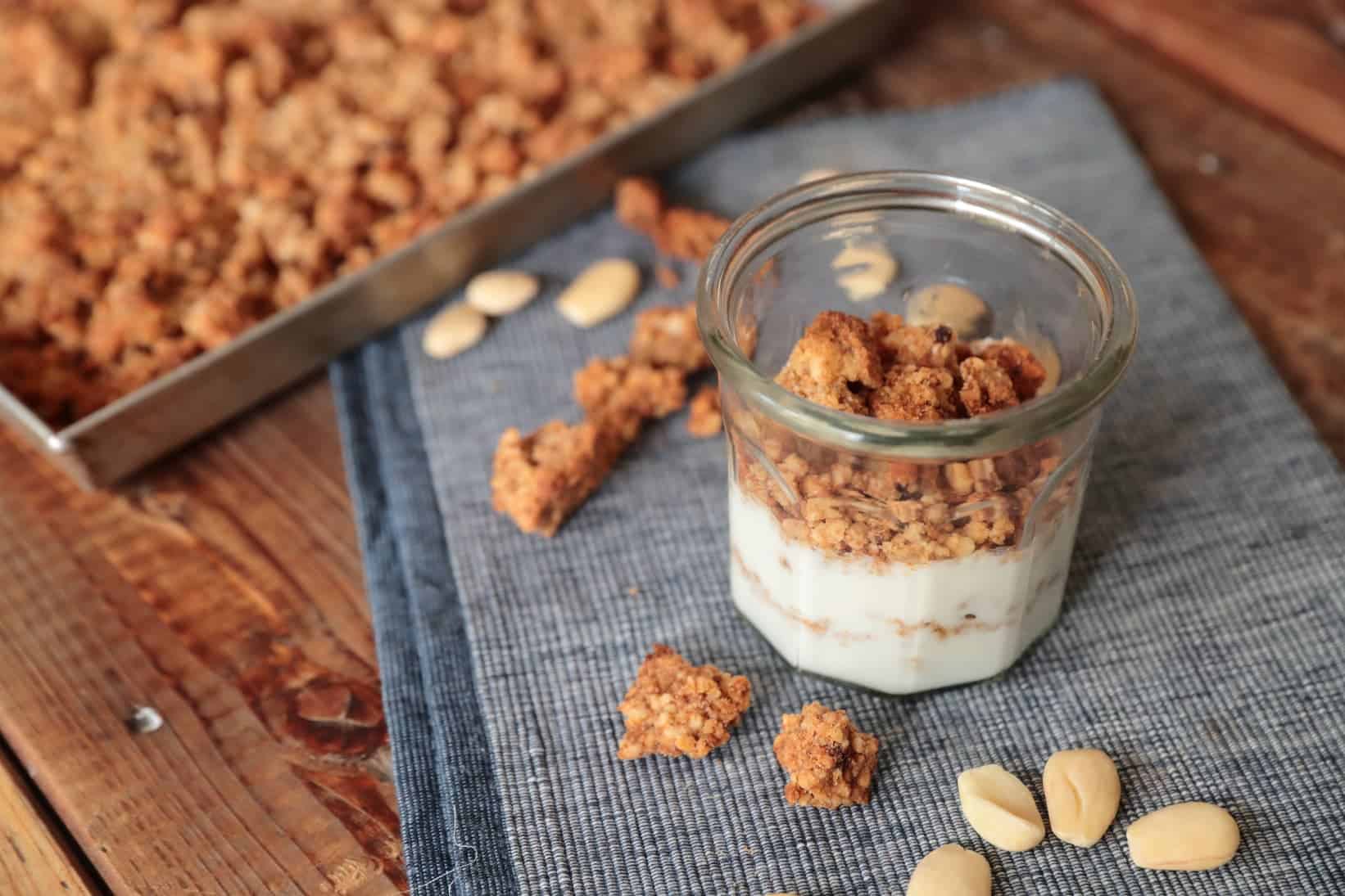 Yogurt bianco con crumble alle mandorle