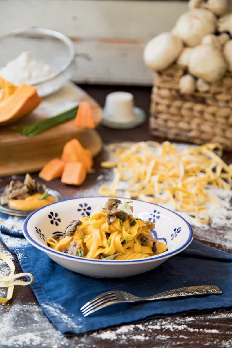 Tagliatelle con crema di ricotta, funghi e zucca