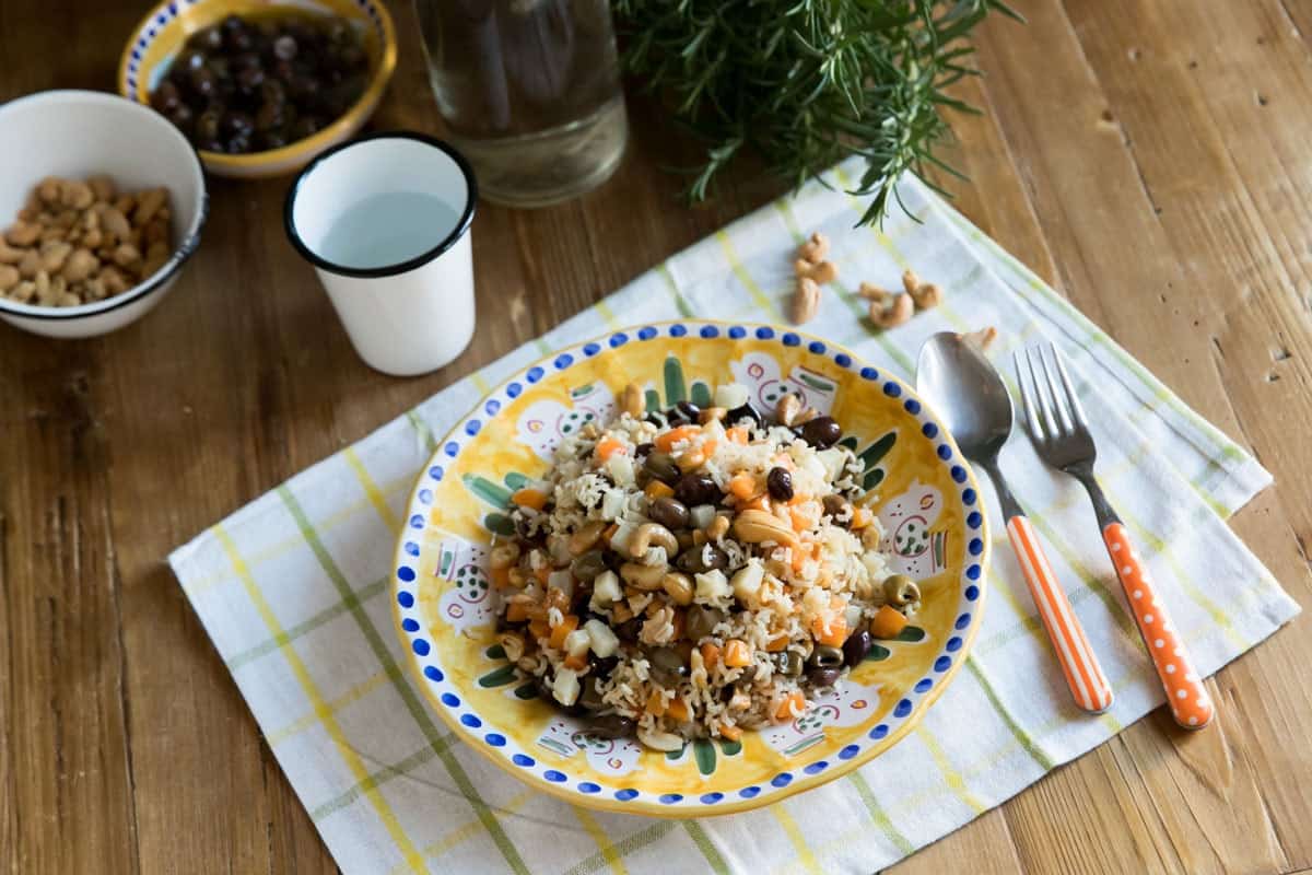 Riso basmati integrale con carote, olive e anacardi