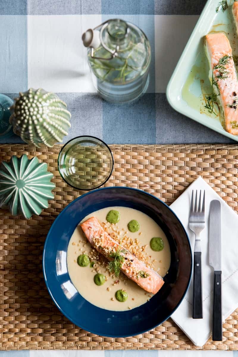 Crema di ceci con filetto di salmone e salsa al prezzemolo