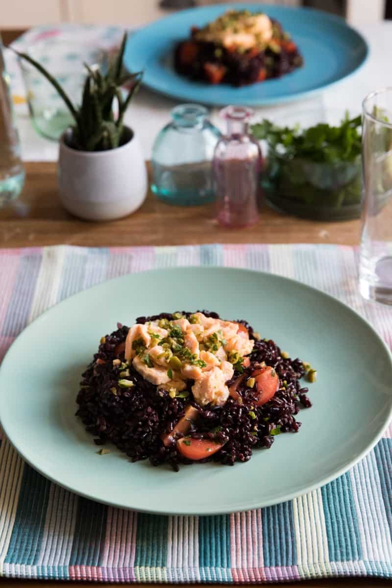 Riso nero con straccetti di salmone agli agrumi