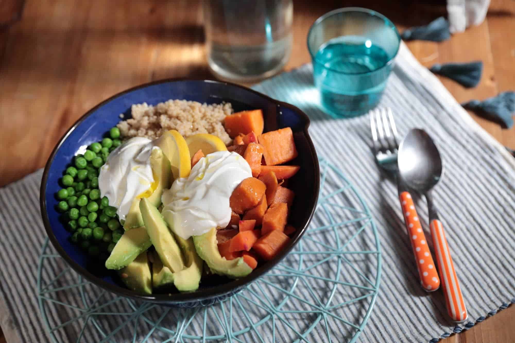 Buddha Bowl con quinoa, avocado e piselli