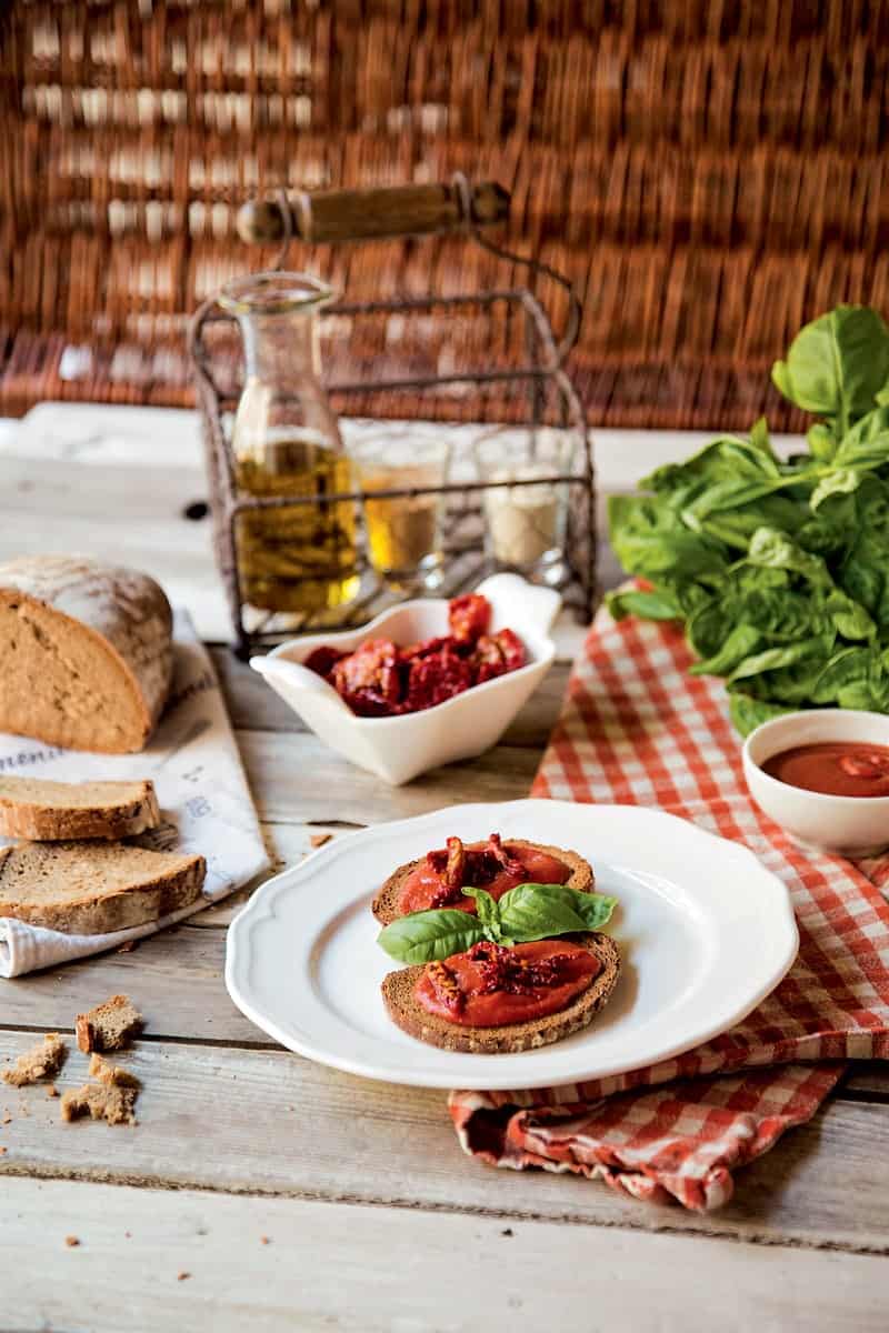 Bruschetta con salsa mediterranea