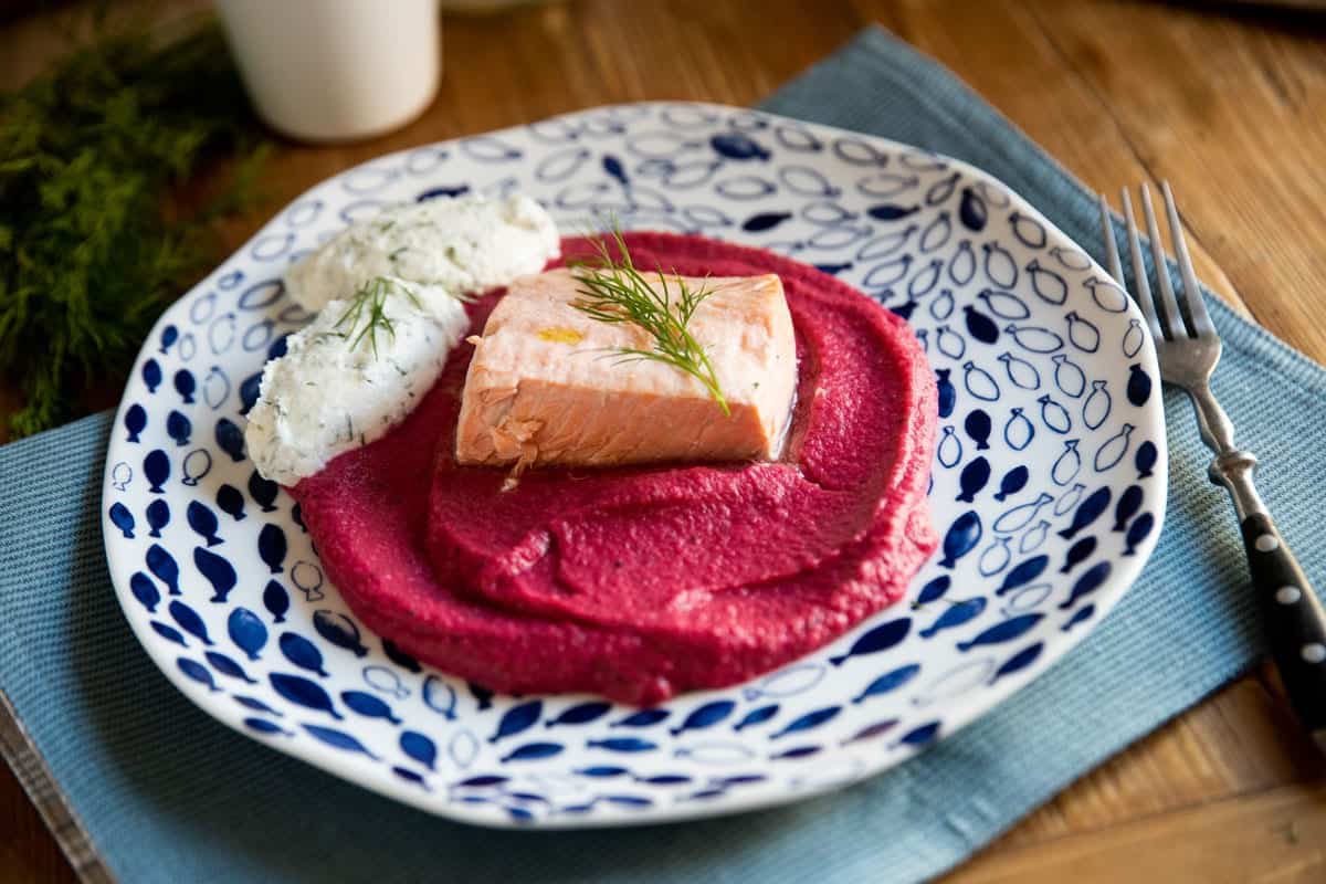 Salmone su vellutata di barbabietola e patate