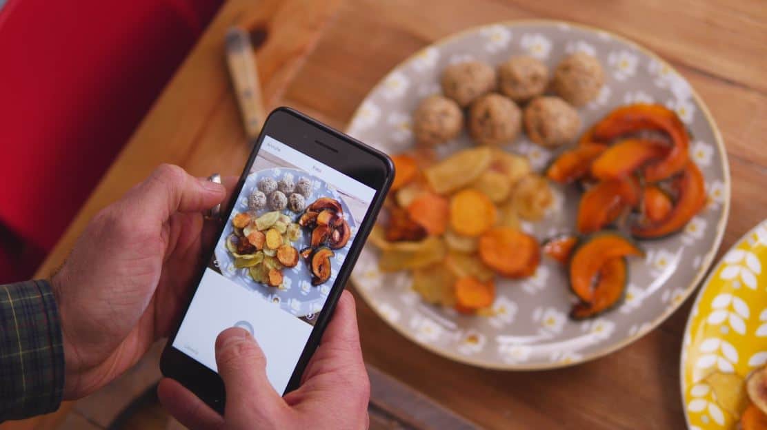 Chips di patate con polpette di merluzzo e noci e zucca