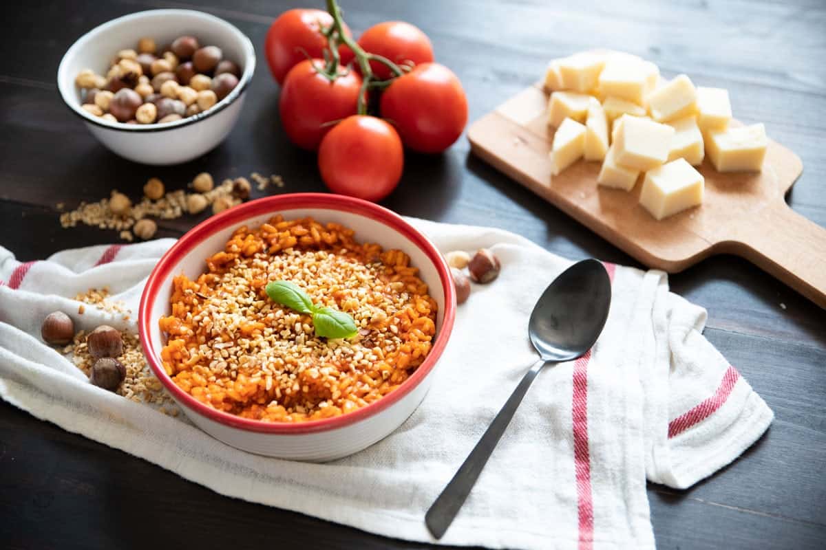 Risotto al pomodoro con nocciole