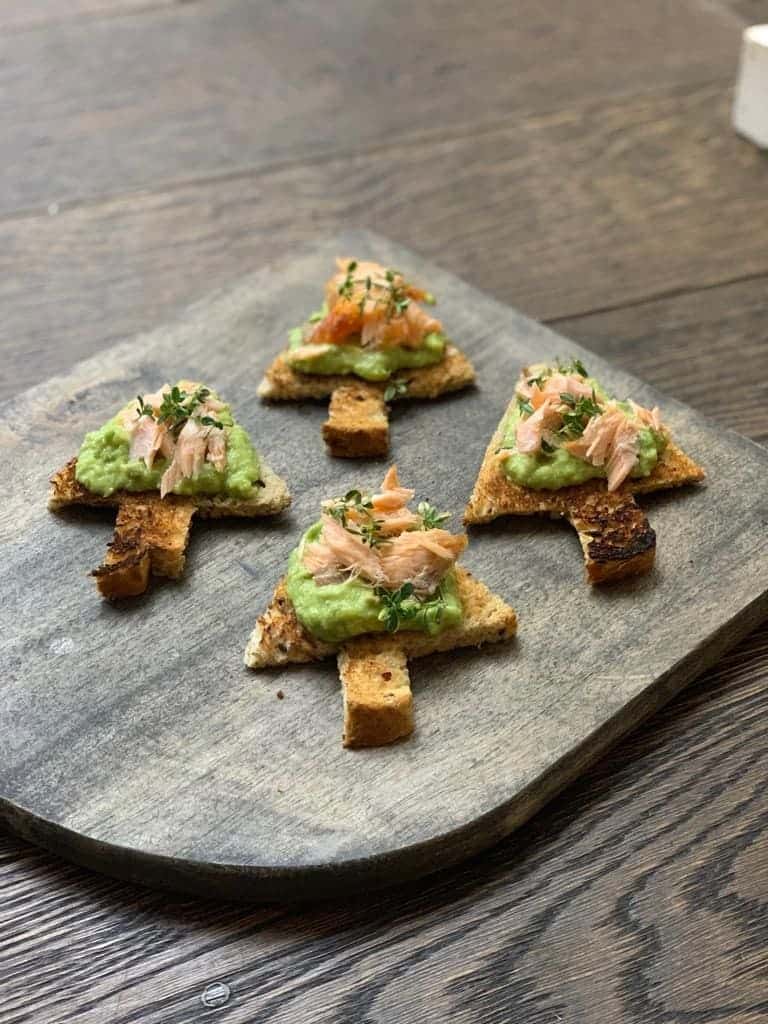 Crostini con salmone al vapore e crema di avocado