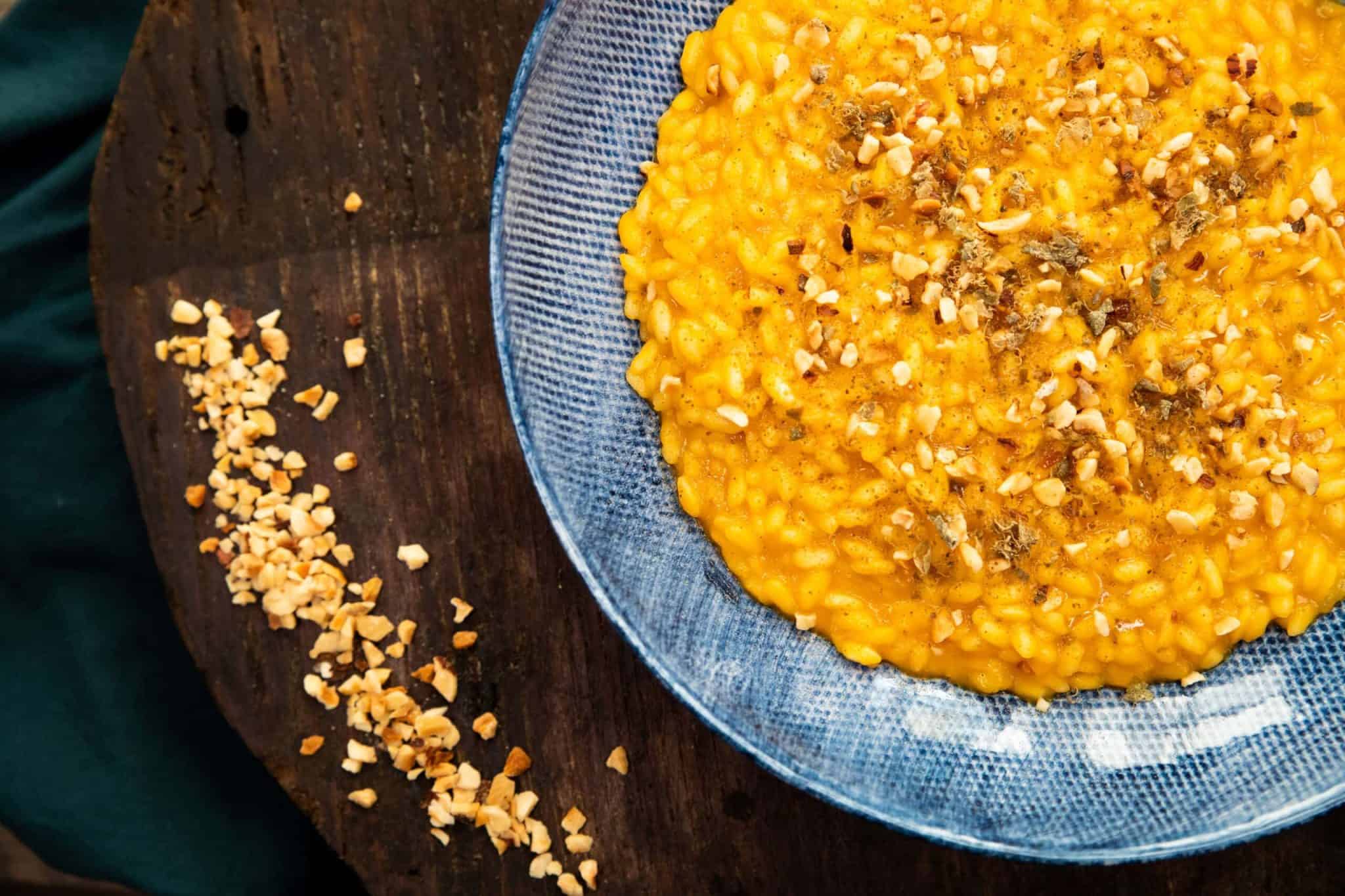 Risotto integrale con datterino giallo, polvere di capperi e nocciole tritate