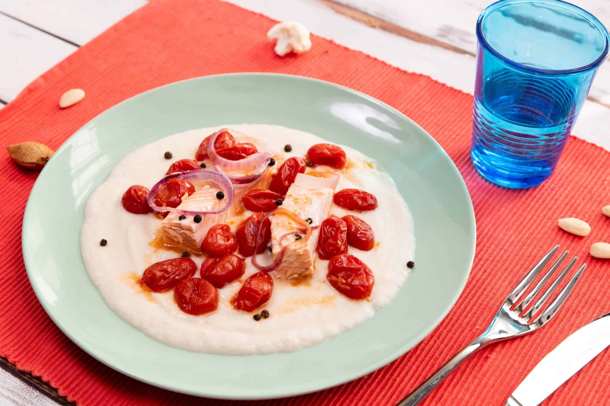 Salmone al forno con datterini rossi su crema di cavolfiore