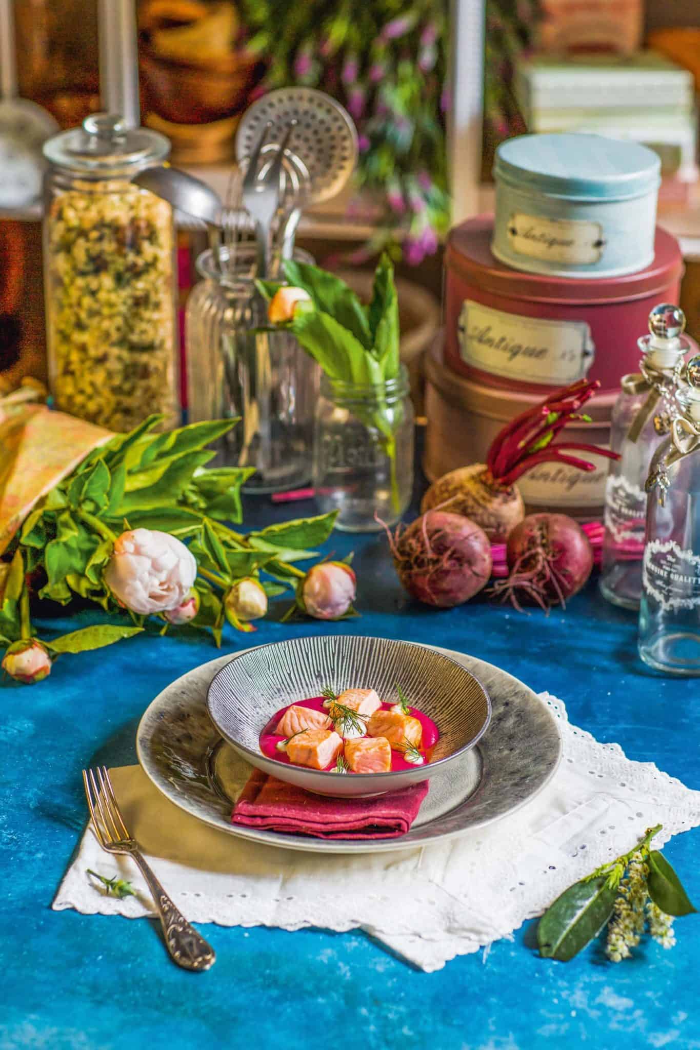 Salmone su barbabietola  con quenelle di caprino