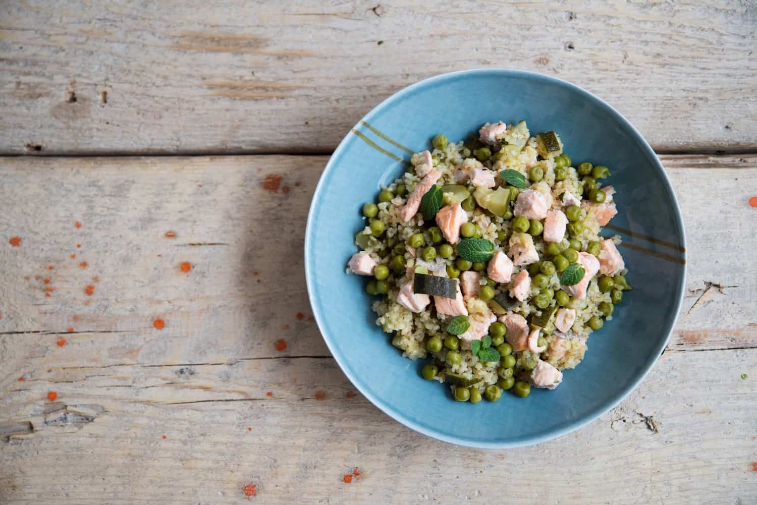 Bulgur con piselli zucchine e salmone