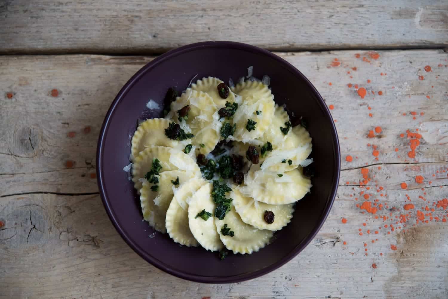 Ravioli al vapore con cavolo nero e uvetta