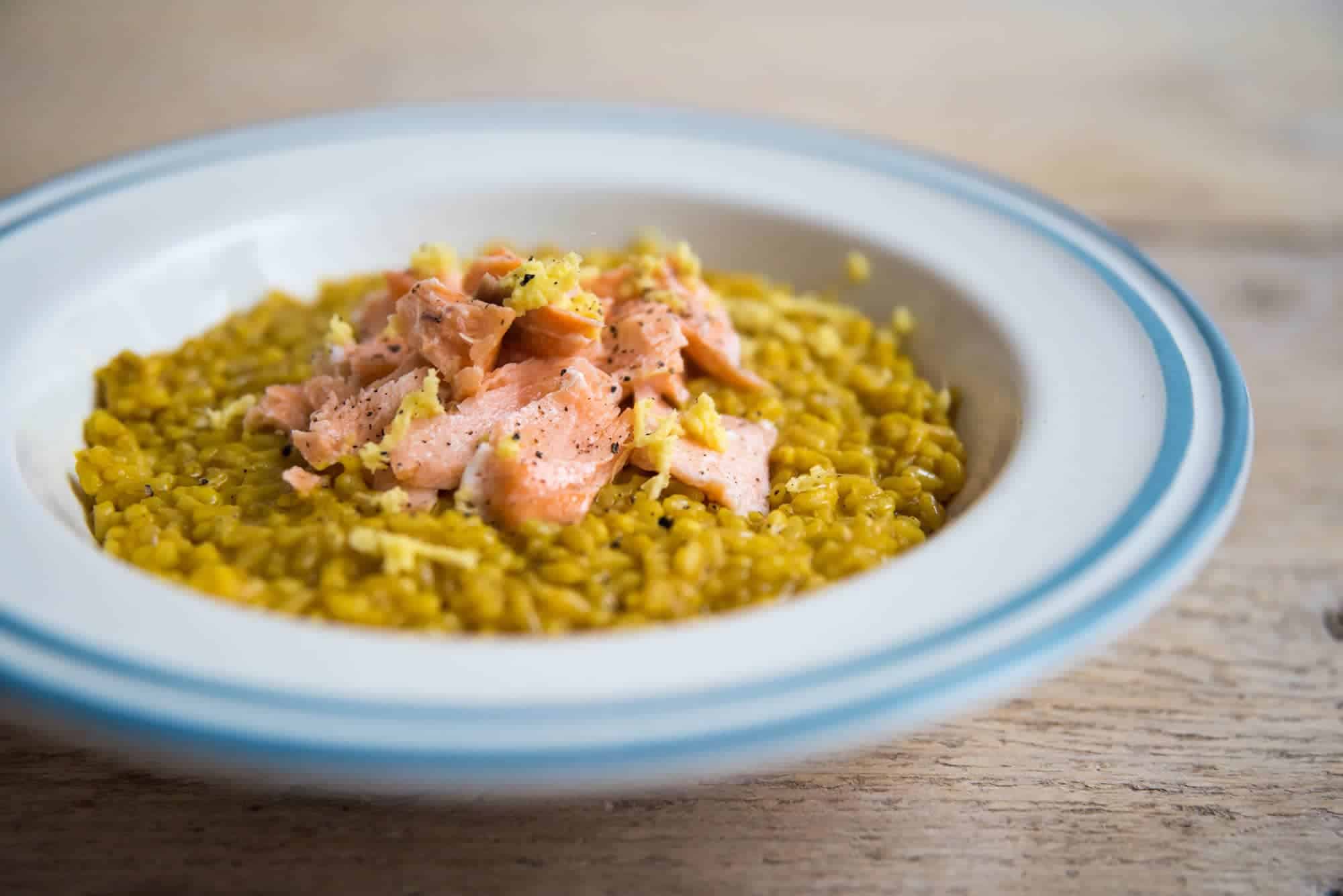 Risotto integrale alla curcuma con salmone e zenzero