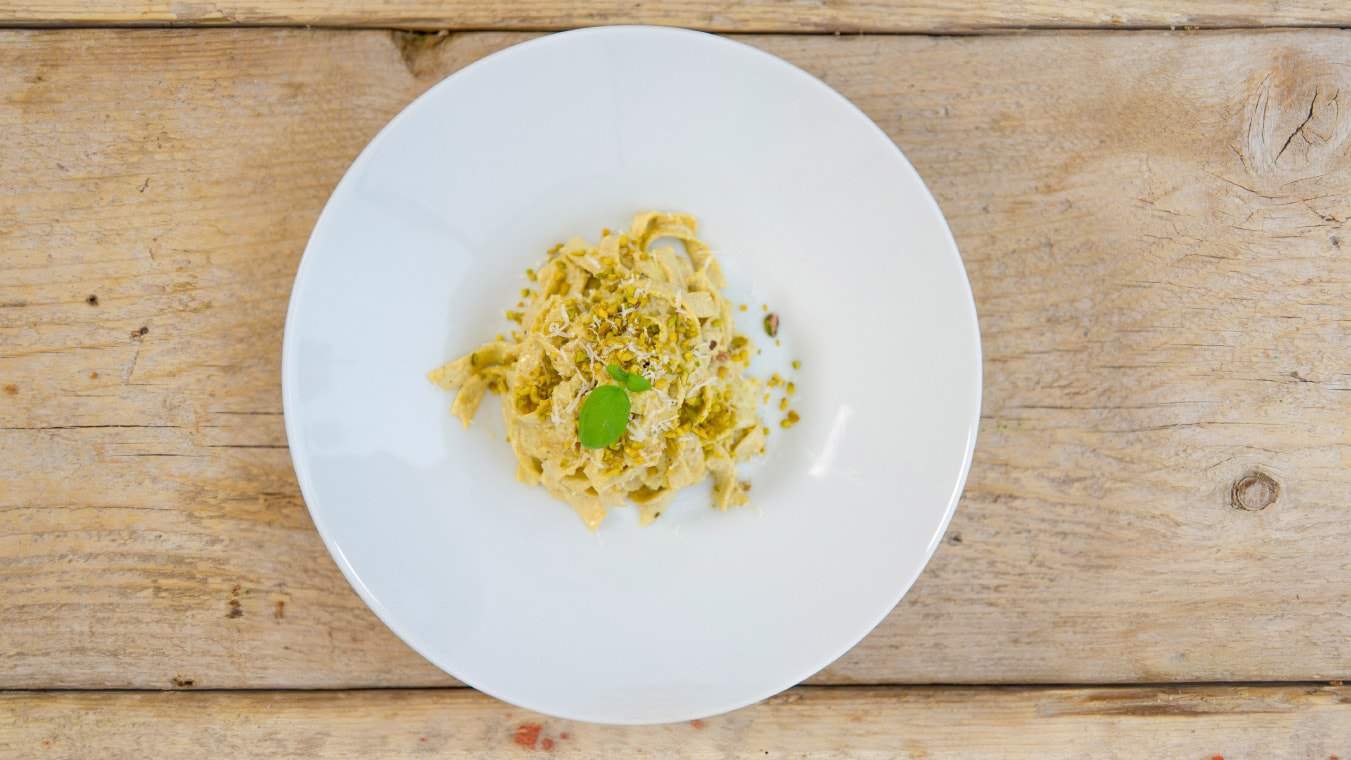 Tagliatelle integrali con pesto di pistacchi