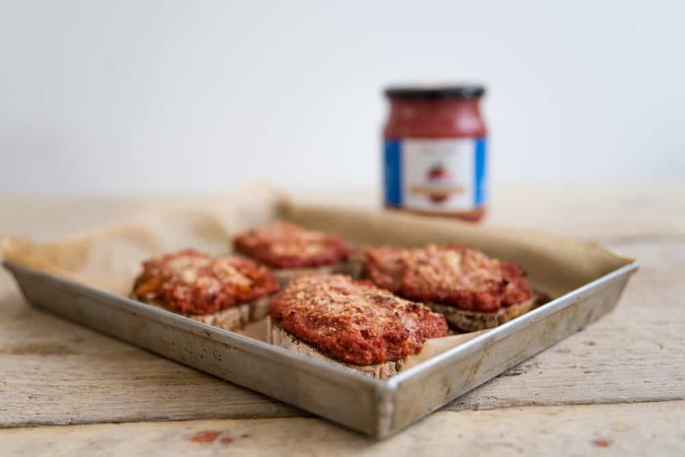 Crostino con ristretto di pomodoro e cipolla