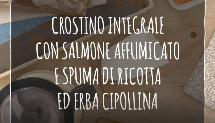 Crostino con salmone affumicato e spuma di ricotta