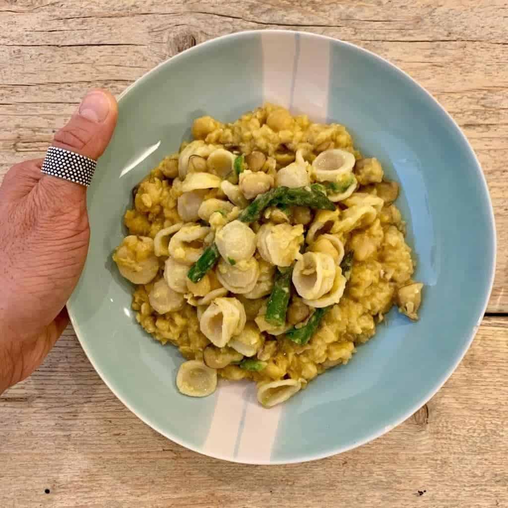 Orecchiette con purea di cicerchie e asparagi