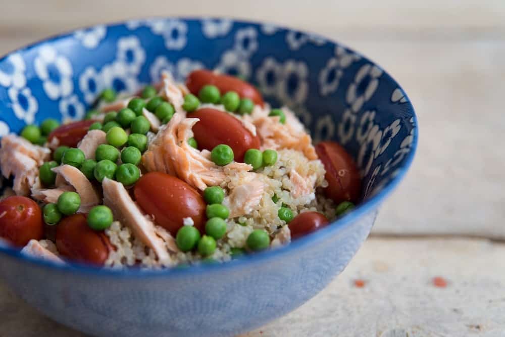 Insalata di quinoa, salmone e datterino rosso