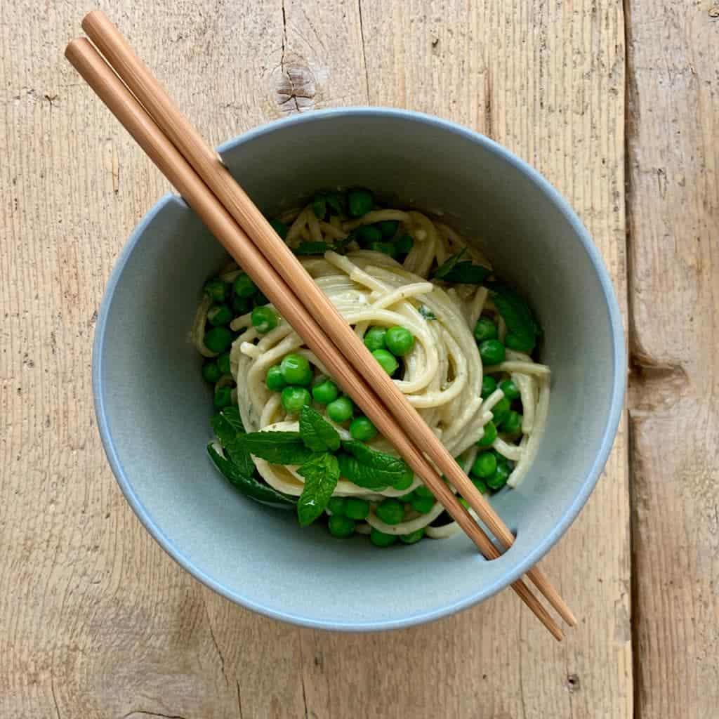 Spaghettoni con crema di piselli, ricotta e menta