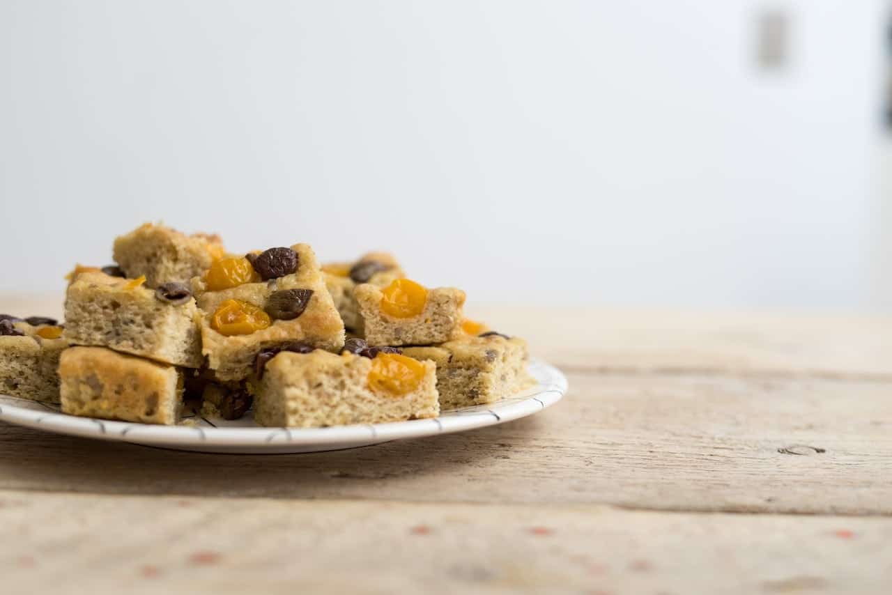 Focaccia con olive e datterino giallo