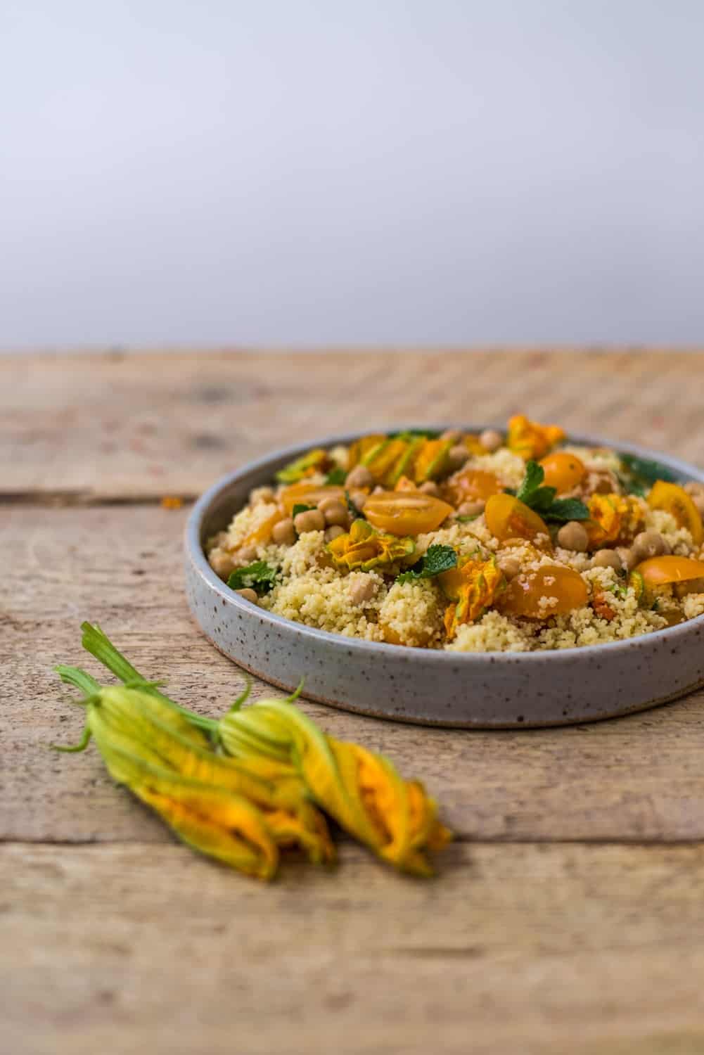 Cous Cous con datterino giallo, fiori di zucca e ceci