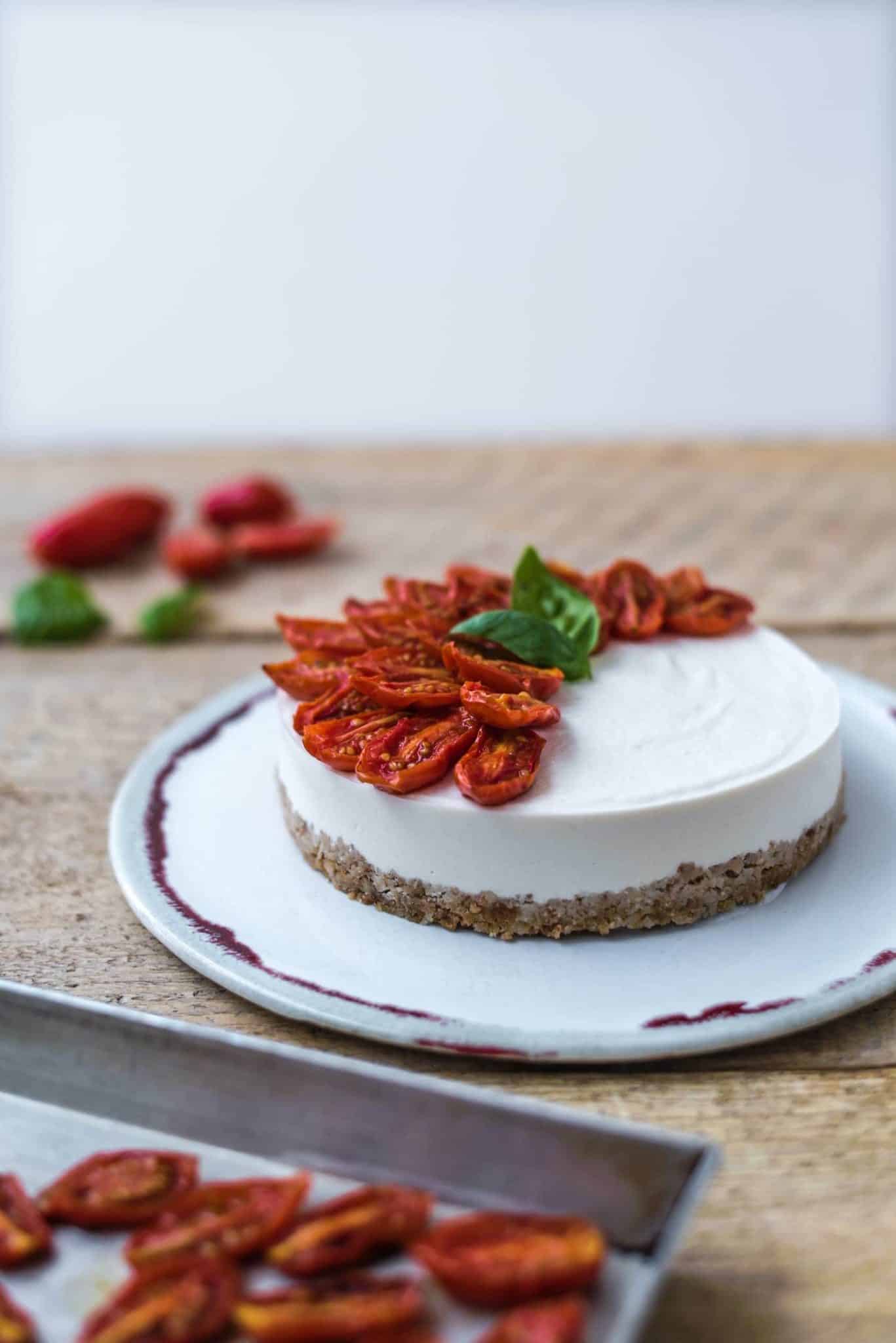 Cheesecake salata con datterino rosso, friselle e pecorino