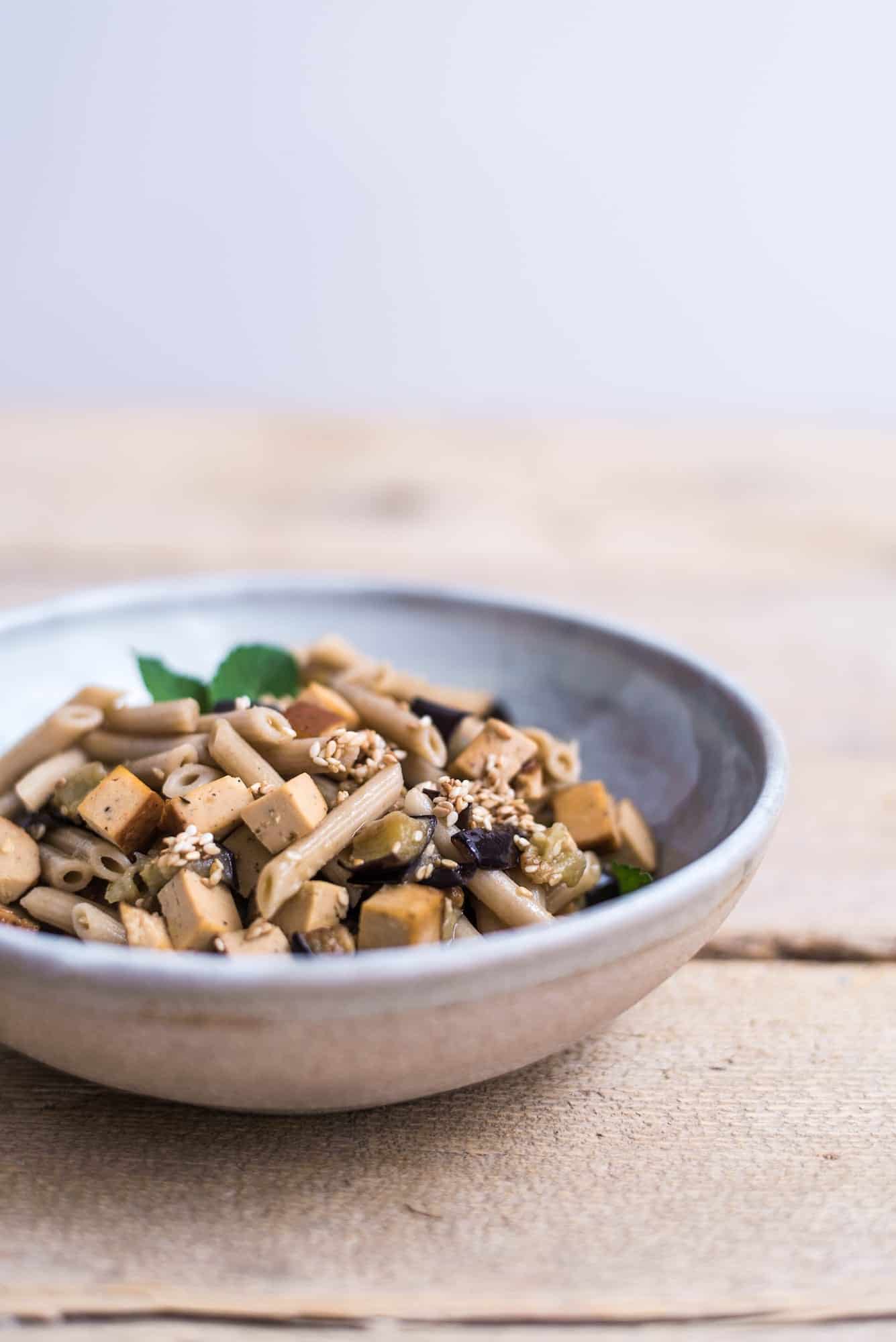 Pasta di grano e orzo con melanzane e tofu affumicato