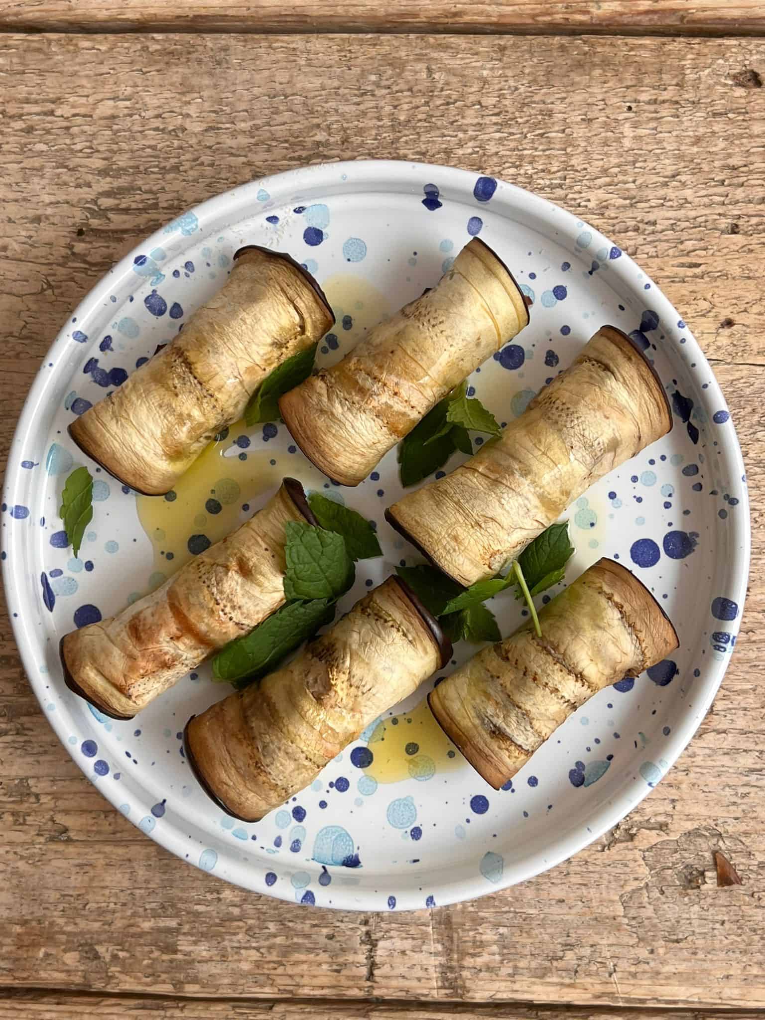 involtini di melanzane su un piatto