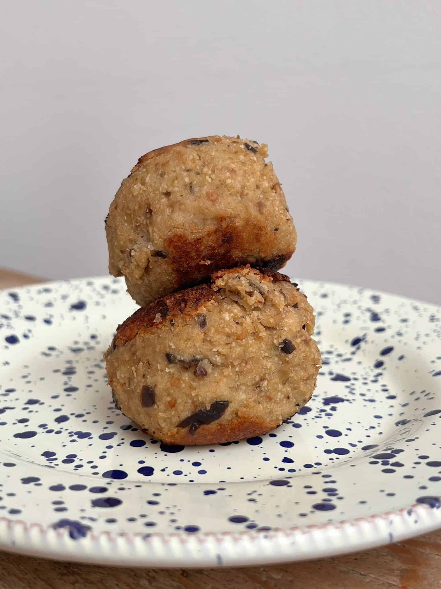 due polpette di melanzane su un piatto