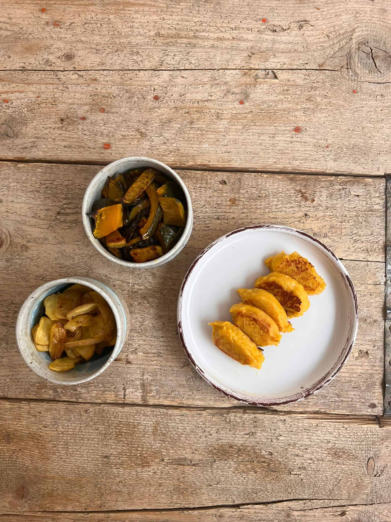 crocchette di patate e zucca e chips dentro a contenitori su un tavolo