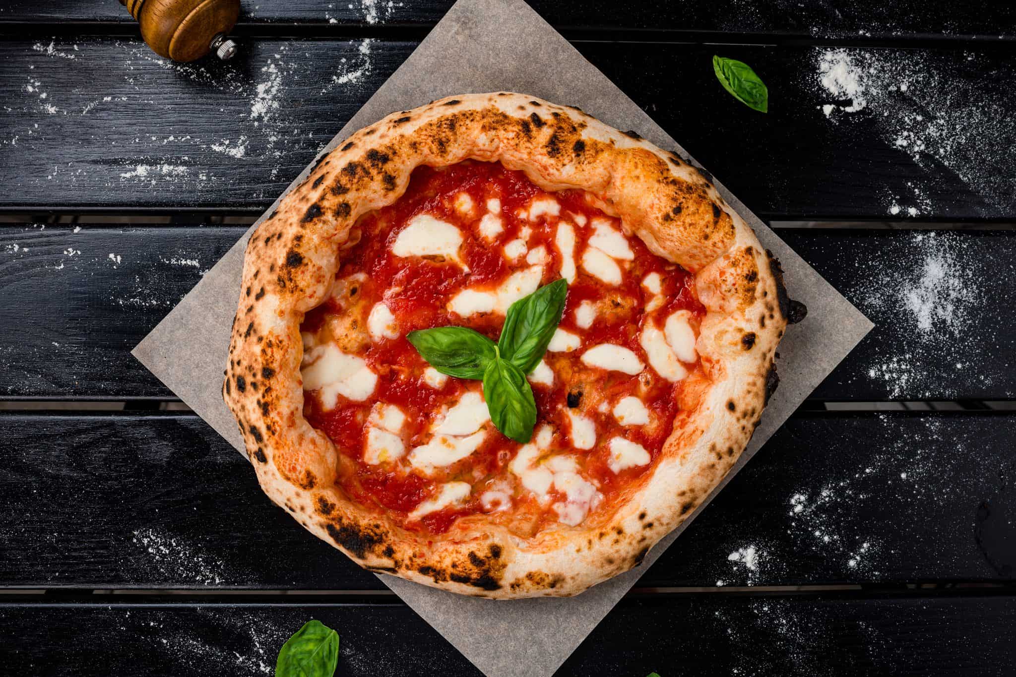 pizza italiana margherita su un tavolo