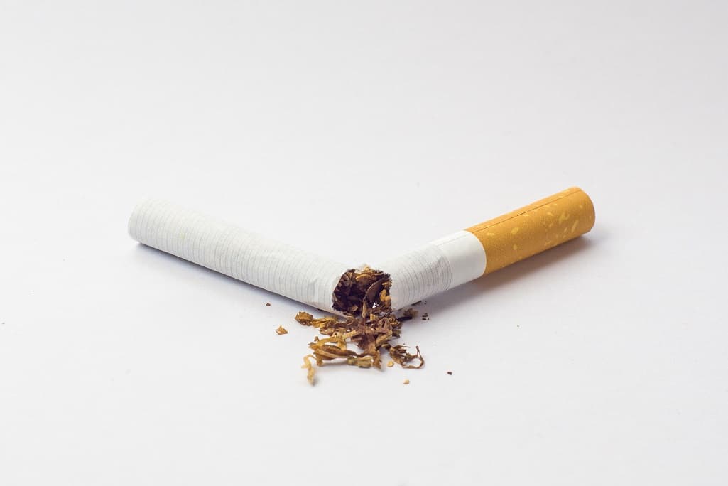 sigaretta spezzata a metà